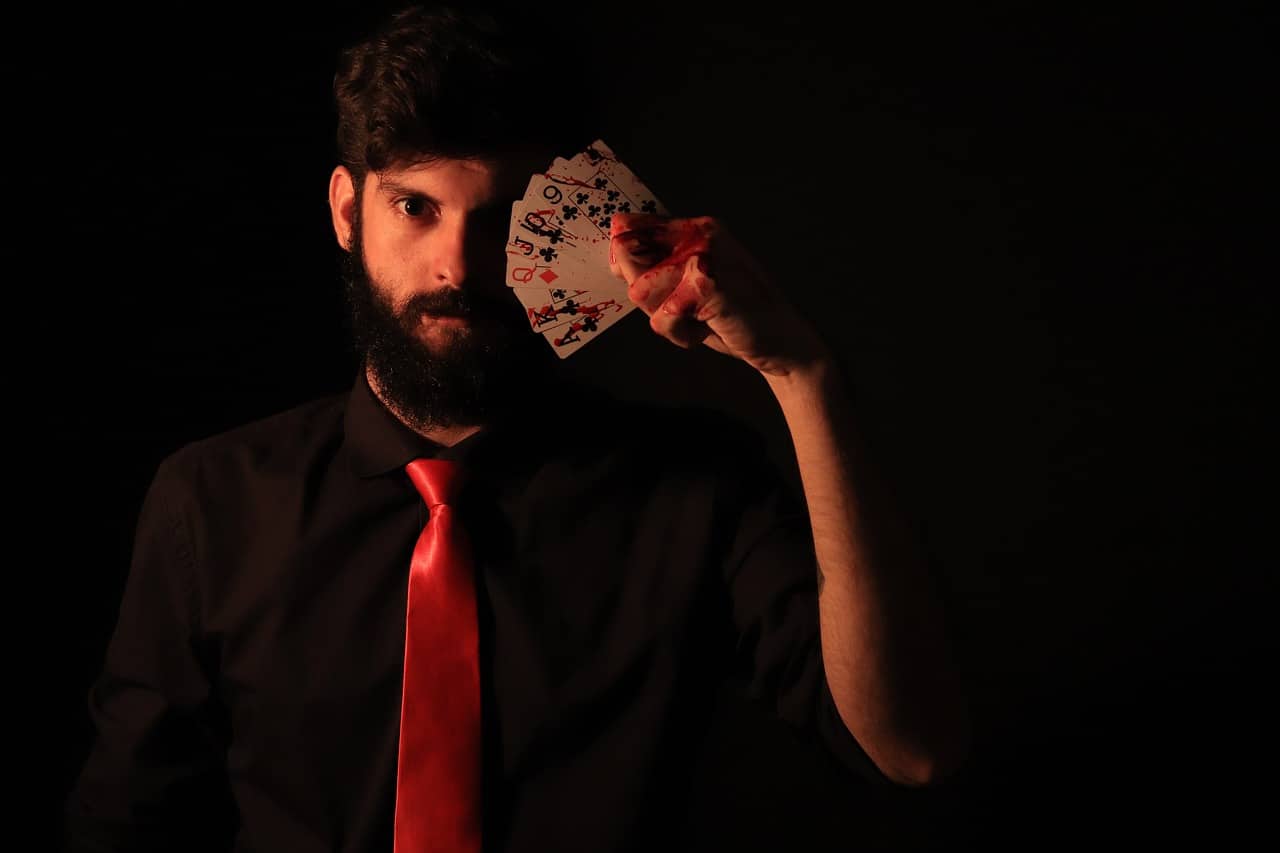 קוסם מבצע את הטריקים שלו עם קלפים